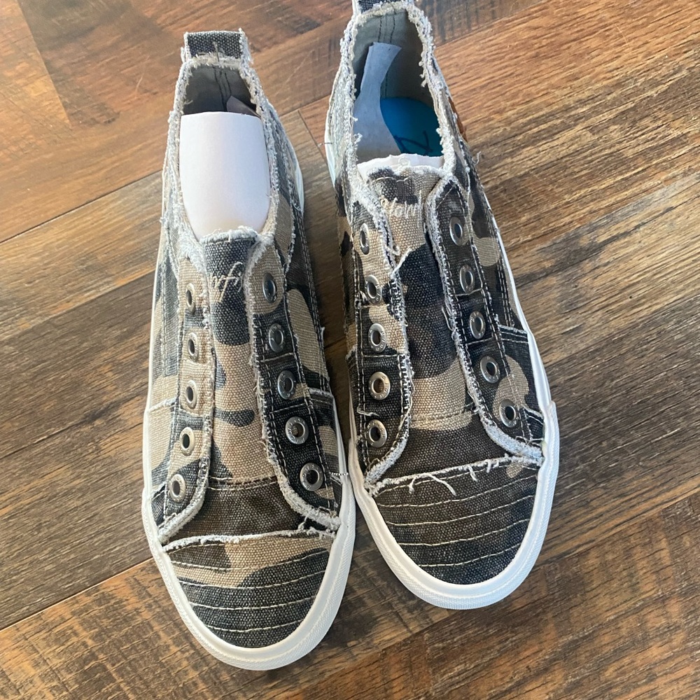 NIB Blowfish slip on shoes. Camo size 8 1/2.